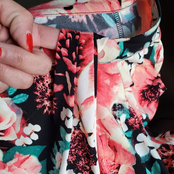 EUC Worthington Floral Blouse - Picture 8 of 8